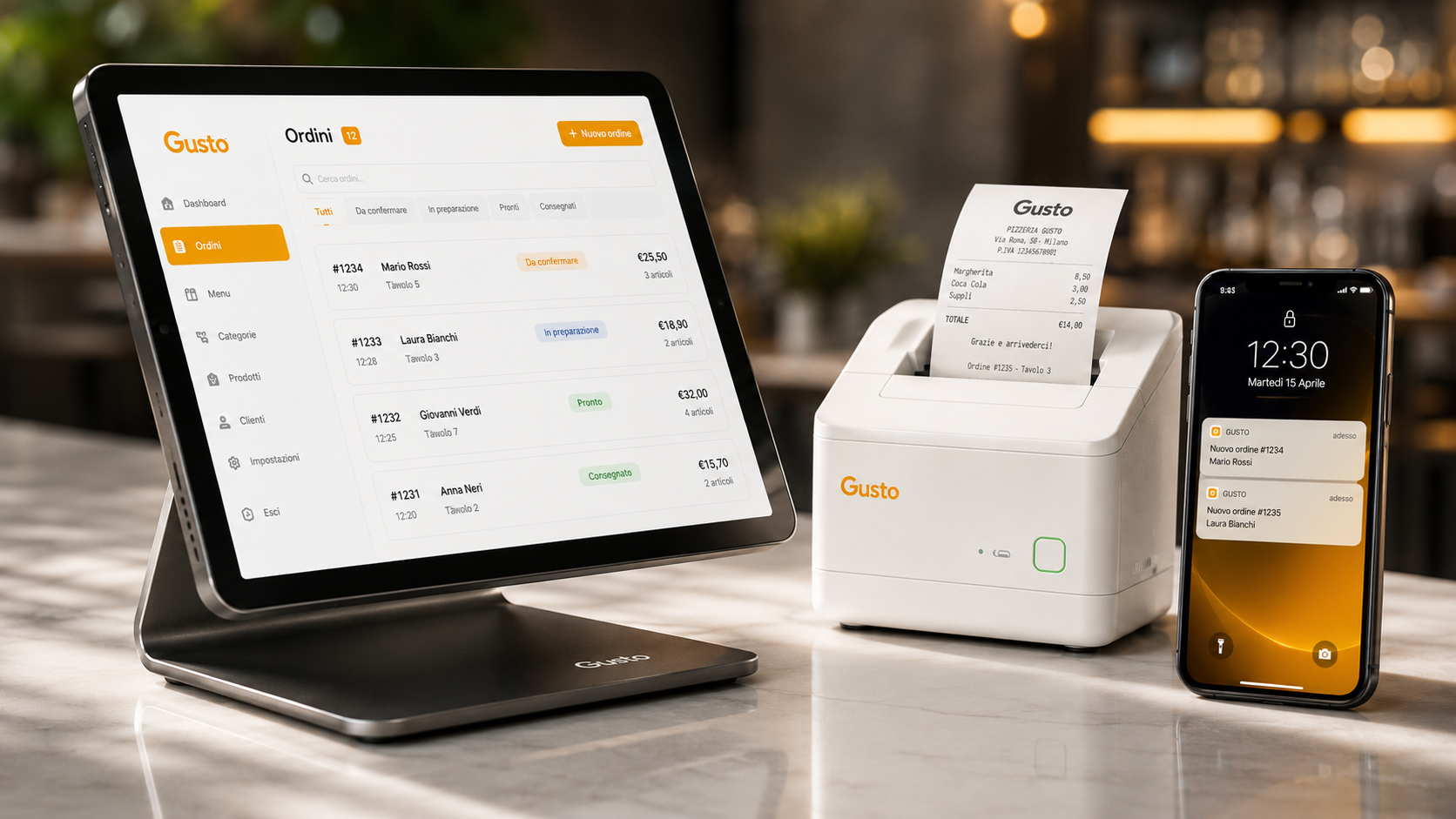 Operatore food che usa tablet con Gusto alla cassa